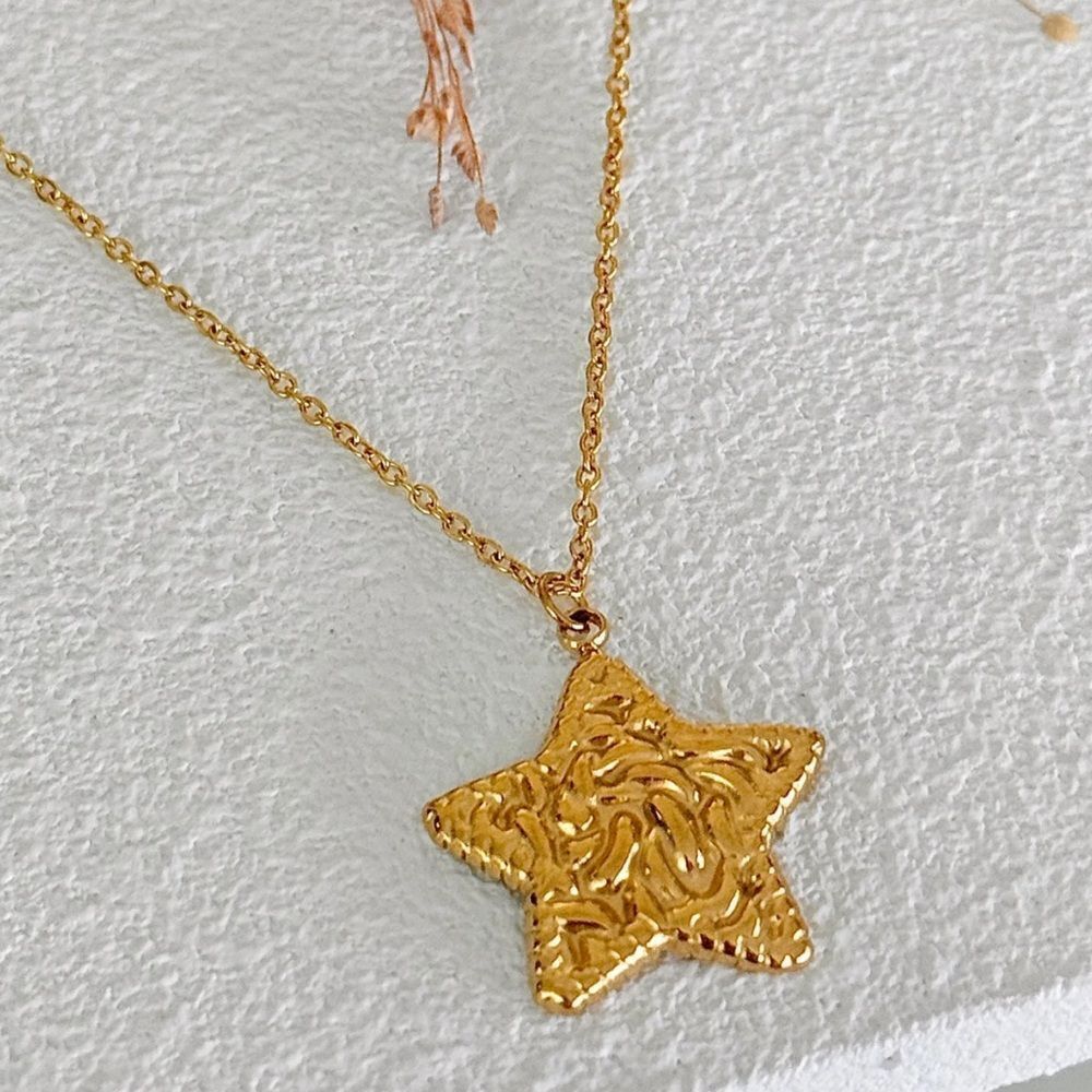Gold Star Necklace Q337